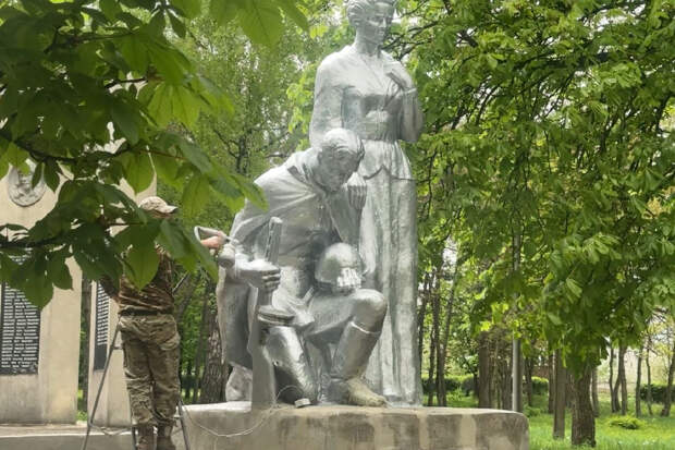 Военнослужащие группировки войск «Восток» восстановили памятник воинам Великой Отечественной войны в ДНР