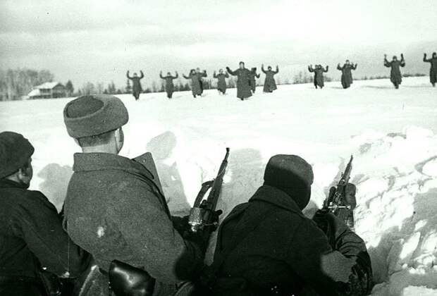 Немецкие солдаты сдаются в плен красноармейцам во время битвы за Москву. Зима 1941 — 1942 гг. Великая Отечественная война, Советский народ, история