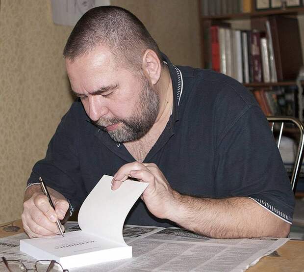 Идеолог "Мужского движения" Олег Новоселов подписывает свою книгу благодарному читателю.