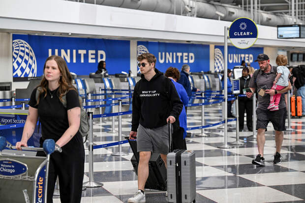 Пассажиров зарубежной авиакомпании два дня подряд эвакуировали из самолетов из-за угроз