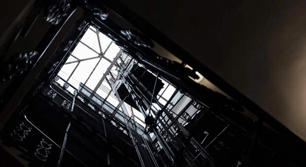 В центре Москвы лифт рухнул с девятого этажа в самый низ