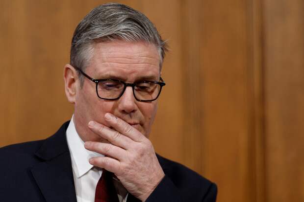 DE: Стармер попал в скандал, решив уйти в отпуск на фоне угроз Трампа Ирану