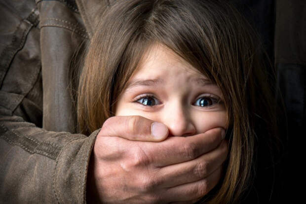 Московский учитель семь лет насиловал приемную дочь