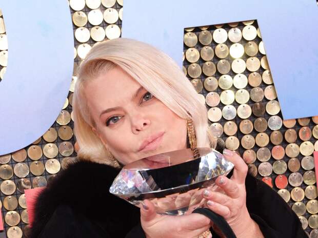 Поплавская прошлась по лицам жен российских футболистов: «Вы сидите? Я упала»