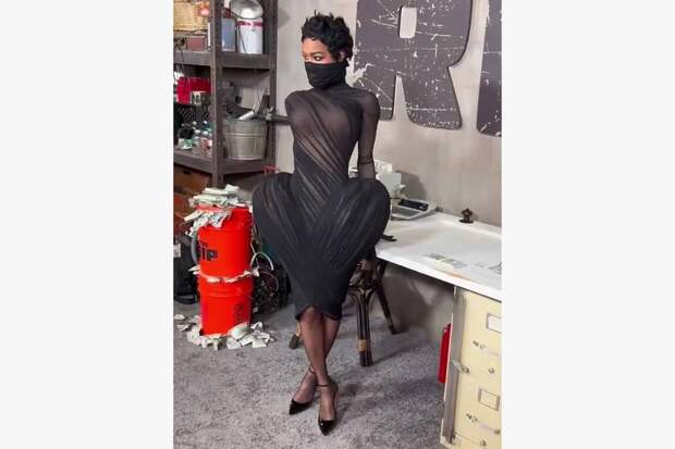 «Извините, мисс, ваш подгузник полон»: Тейяна Тейлор высмеяна в сети за наряд на премьере фильма