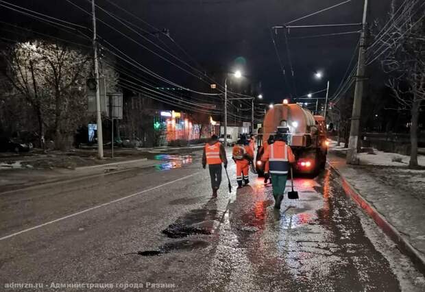 В Рязани продолжают заделывать ямы на дорогах литой асфальтобетонной смесью