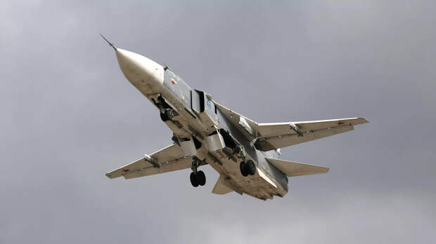 Летчики Северного флота отработали дозаправку в воздухе на Су-24М