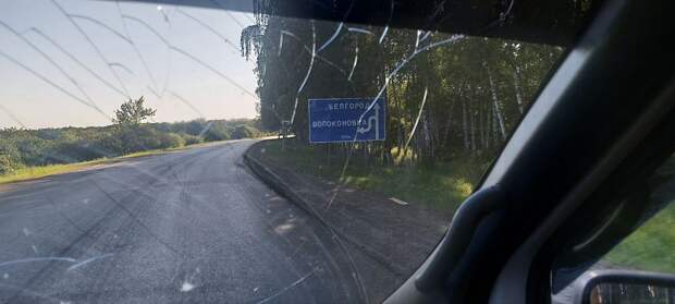 В Белгородской области на Шебекинскую подстанцию скорой помощи пробрались мародёры. По словам главврача СМП Алексея Жирова, они могли искать сильнодействующие и наркотические препараты, однако точно сказать пока нельзя, так как провести инвентаризацию невозможно из-за постоянных обстрелов со стороны ВСУ. «Это произошло в период с 18:00 2 июня по 16:30 4 июня. Взломано пластиковое окно в технической комнате, открыты двери в щитовой, водительской комнате, дверь перехода из гаража в здание подстанции. На первый взгляд, ничего не пропало. Возможно, искали сильнодействующие и наркотические препараты. Точно можно сказать только при проведении инвентаризации. Сейчас она невозможна», – отметил Жиров.