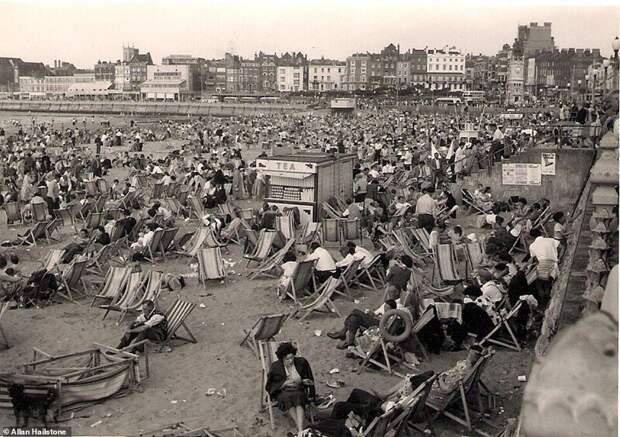 Забитый людьми пляж в городе Маргит, 4 августа 1958 года