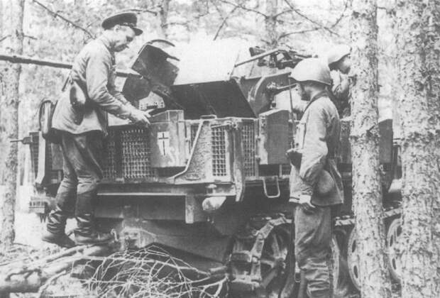 Советский командир осматривает брошенный бронетранспортер Sd.Kfz 10/4 (2cm Flugabwehrkanone 30) 61-й пехотной дивизии вермахта на Западном фронте вов, военное, интересное, история, трофеи, фото