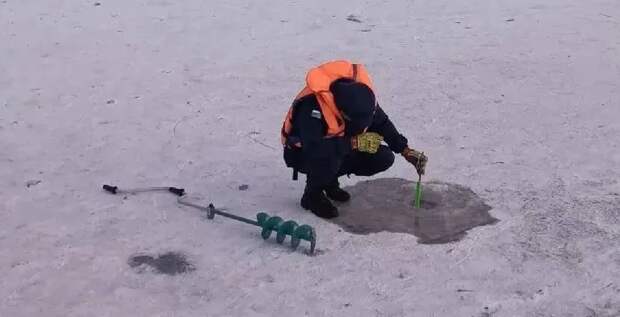 Лёд в Астрахани опасен!