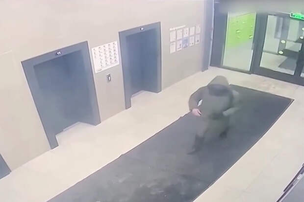 Появились кадры видеонаблюдения с места покушения на генерала Алексеева