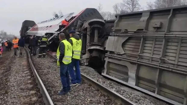 "У нашего вагона колёса оторвало": пассажиры рассказали о крушении поезда в Ульяновской области