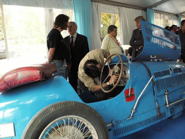 Флюиды от Bugatti (19 фото)