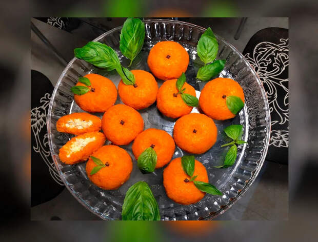 Новогодняя закуска "Мандаринки" с курицей и сыром