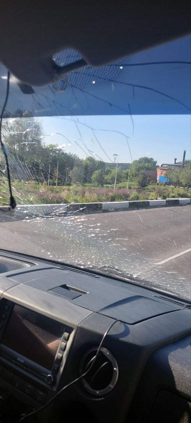 В Белгородской области на Шебекинскую подстанцию скорой помощи пробрались мародёры. По словам главврача СМП Алексея Жирова, они могли искать сильнодействующие и наркотические препараты, однако точно сказать пока нельзя, так как провести инвентаризацию невозможно из-за постоянных обстрелов со стороны ВСУ. «Это произошло в период с 18:00 2 июня по 16:30 4 июня. Взломано пластиковое окно в технической комнате, открыты двери в щитовой, водительской комнате, дверь перехода из гаража в здание подстанции. На первый взгляд, ничего не пропало. Возможно, искали сильнодействующие и наркотические препараты. Точно можно сказать только при проведении инвентаризации. Сейчас она невозможна», – отметил Жиров.