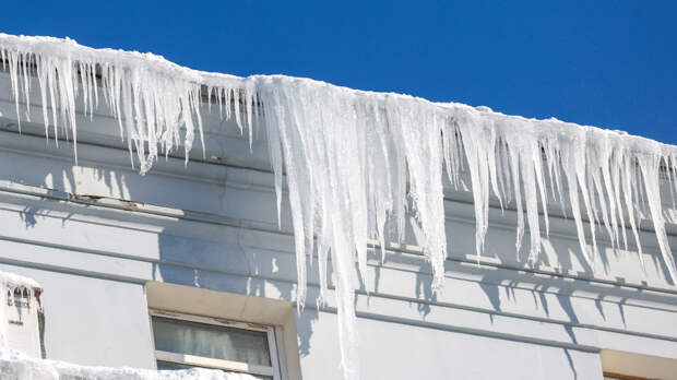 Сосульки-убийцы: как избежать ледяного удара и что делать, если вы пострадали