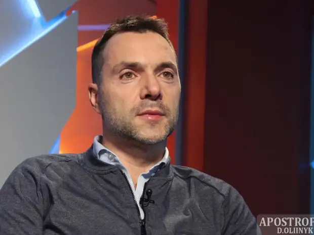 Украинский блогер: Арестович своей болтовнёй помогает России