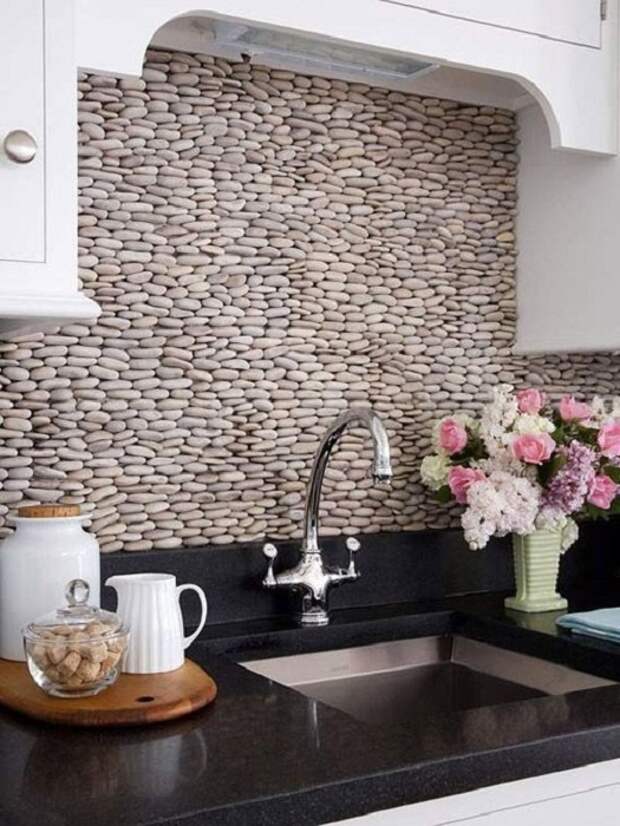 Отличный вариант оформления стены на кухне, что создаст невероятную обстановку и украсит любой интерьер.