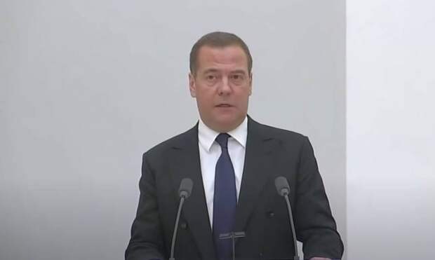 Дмитрий Медведев заявил, что России «плевать» на решение стран G7 не признавать изменение границ Украины