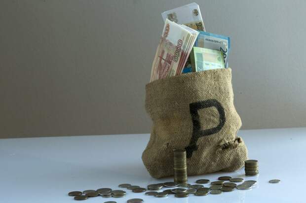 Экс-главный инспектор смоленской УФНС скинула знакомому сведения о счетах и налогах контрагента