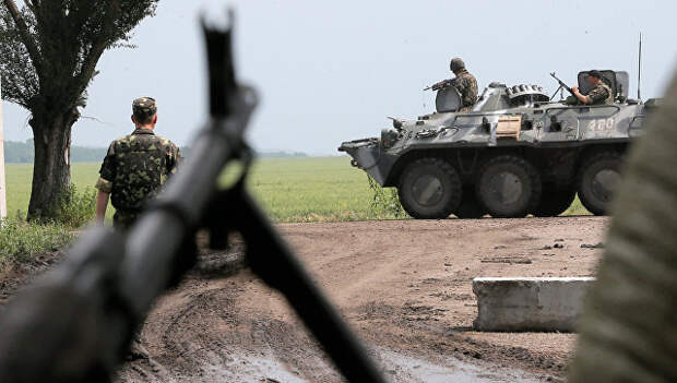 Украинские военные в зоне конфликта в Донбассе. Архивное фото Украинские военные в зоне конфликта в Донбассе. Архивное фото