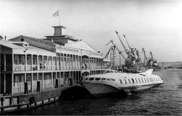Погрузка пассажиров с дебаркадера на судно на подводных крыльях, 1960-е годы. /Фото: radikal.ru Погрузка пассажиров с дебаркадера на судно на подводных крыльях, 1960-е годы. /Фото: radikal.ru