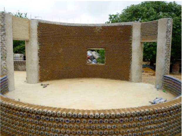Жители Нигерии строят огнеупорные, пуленепробиваемые эко-дома из пластиковых бутылок! Взгляните на это!