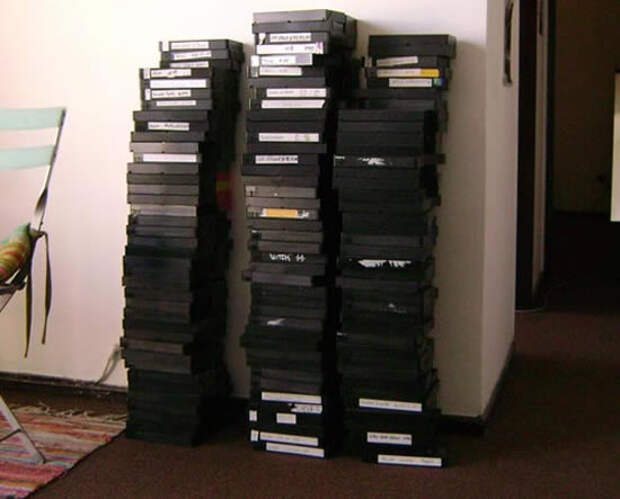 Как использовать кассеты. Мебель из видеокассет. Столик из видеокассет. Поделки из кассет. Из старых видеокассет.