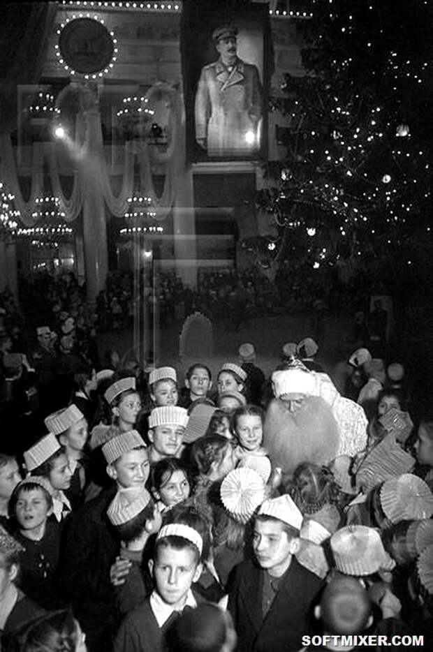 Ded_Moroz_fotografija_Je.Evzerihina_Moskva_Kolonnyj_zal_Doma_Sojuzov_1941_g