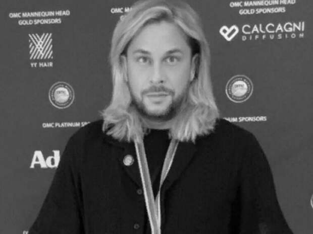 Умер работавший с Бузовой и Чеховой стилист Роман Смирнов