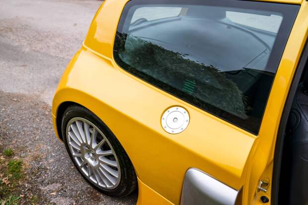 Невероятно редкий Renault Clio V6 продали за кругленькую сумму