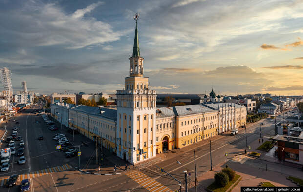Ярославль с высоты Здание бывших Вознесенских казарм сталинка