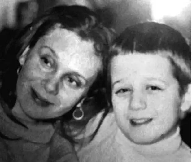 Полугодовалый Киану, 82-летний Чаплин и еще 12 редких фото знаменитостей