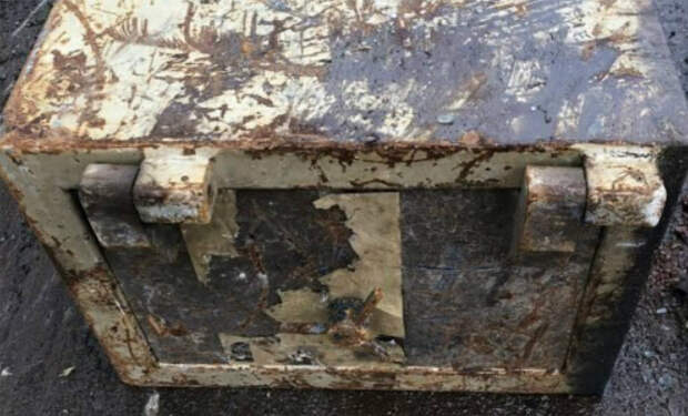 Заваренный ящик использовали на чердаке 30 лет как стол: при сносе дома мужчина заметил его и решил его вскрыть