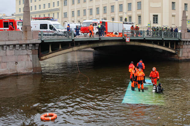 Спасатели завершили поисковые работы на месте падения автобуса в реку Мойку