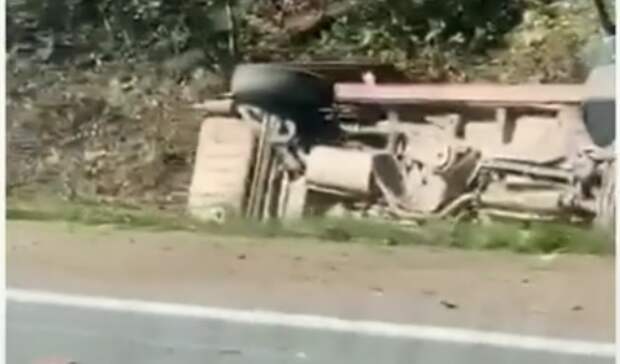 «Женщина лежала на дороге»: автомобиль вылетел в овраг после столкновения на трассе