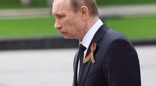 Bloomberg: приближенные к Путину прорабатывают сценарий оставления его у власти  