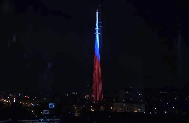 На астраханской телебашне включили специальную подсветку в честь 100-летия с начала радиовещания в регионе