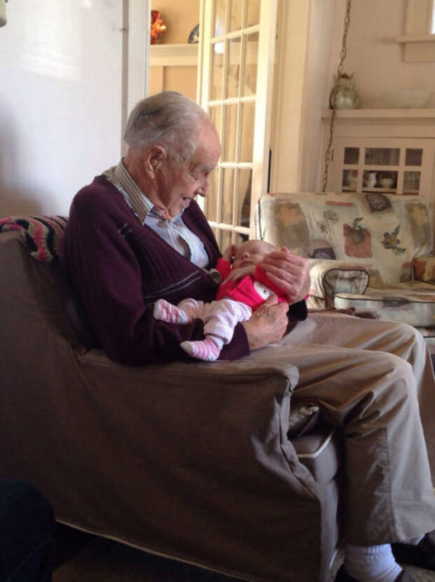 98-летний дедушка впервые держит на руках свою внучку, которой исполнилась 1 неделя.