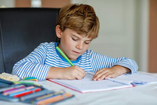 Как научить ребенка писать печатными и прописными буквами: секреты красивого почерка и советы педагогов