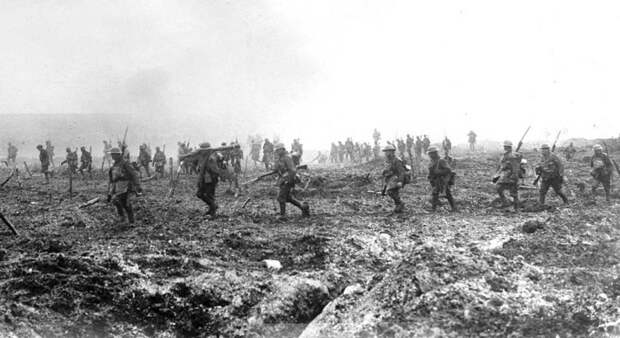 Британские солдаты во время битвы под Вими-Ридж.