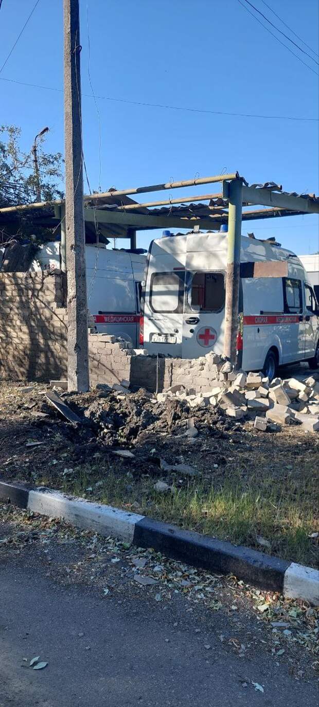 В Белгородской области на Шебекинскую подстанцию скорой помощи пробрались мародёры. По словам главврача СМП Алексея Жирова, они могли искать сильнодействующие и наркотические препараты, однако точно сказать пока нельзя, так как провести инвентаризацию невозможно из-за постоянных обстрелов со стороны ВСУ. «Это произошло в период с 18:00 2 июня по 16:30 4 июня. Взломано пластиковое окно в технической комнате, открыты двери в щитовой, водительской комнате, дверь перехода из гаража в здание подстанции. На первый взгляд, ничего не пропало. Возможно, искали сильнодействующие и наркотические препараты. Точно можно сказать только при проведении инвентаризации. Сейчас она невозможна», – отметил Жиров.