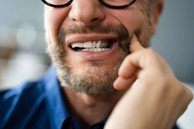 Стоматолог назвала причины неприятного запаха изо рта по утрам