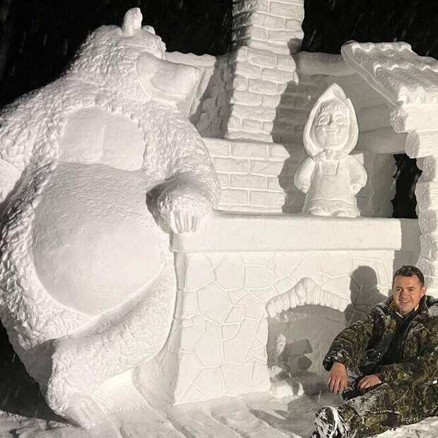 Белорус слепил из снега 9-метровую копию французского маяка