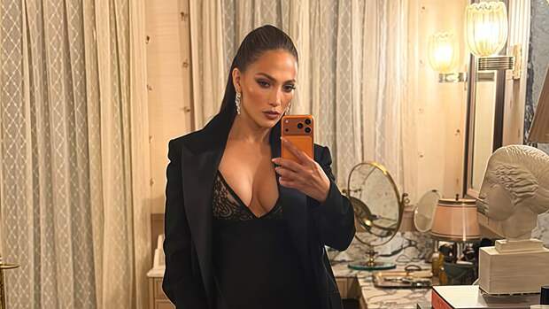 Певица Дженнифер Лопес в платье с кружевом появилась на гала-ужине