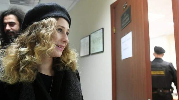 Адвокат рассказала,  что участницу Pussy Riot Марию Алехину задержали за неповиновение полиции