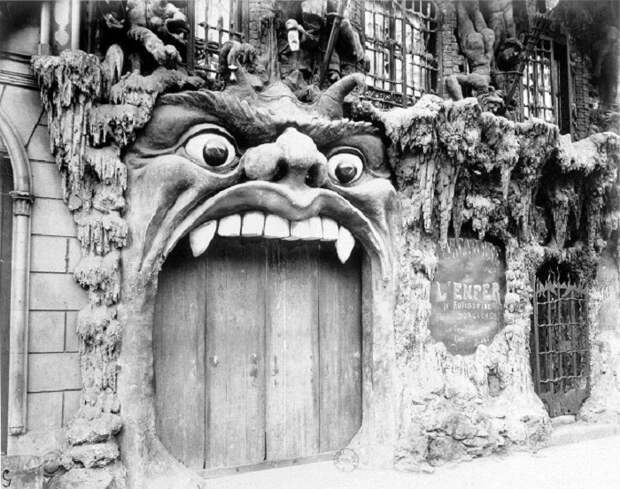 Вход в кабаре Cabaret de l’Enfer. | Фото: coolstuffinparis.com.