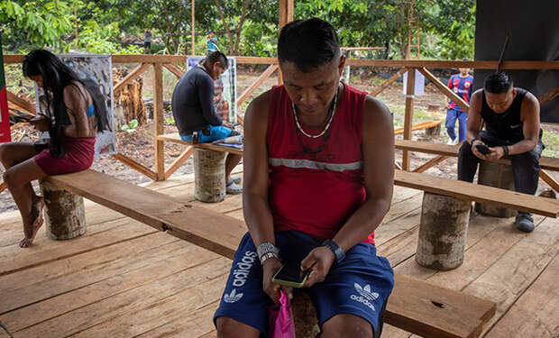 Затерянному племени Амазонки провели интернет, а через месяц посмотрели, как он повлиял на их цивилизацию