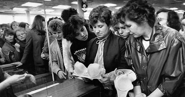 На этом фото 1980-х показано, как советские женщины стоят в очереди за импортным бельём.